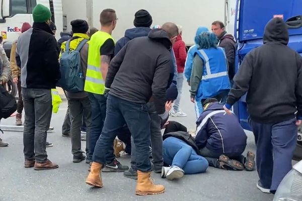 Une manifestante a été renversée au rond-point de Soliers à Caen ce matin par un automobiliste qui a forcé un barrage. L'incident a eu lieu alors que des syndicats menaient une action de filtrage des voitures selon nos informations.