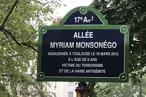 La plaque de l'allée Myriam Monsonégo à Paris