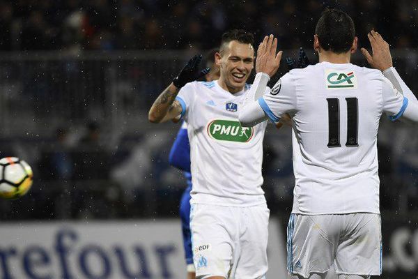 Lucas Ocampos et Konstantinos Mitroglou se félicitent, les deux joueurs marseillais ont inscrit 3 buts chacun lors de cette rencontre