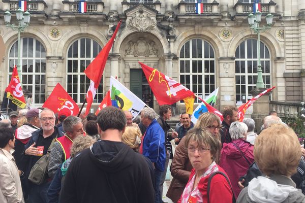 Près de 200 manifestants s'étaient rassemblés devant la mairie, au début du Conseil Municipal de Limoges, pour dénoncer la situation concernant la Maison du peuple, source de conflit entre la majorité et l'opposition.