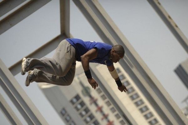 Un Yamakasi en action à Pékin, lors d'un festival en 2013