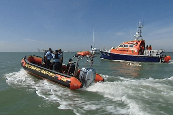 La police maritime contrôle les plaisanciers afin de vérifier les équipements de sécurité