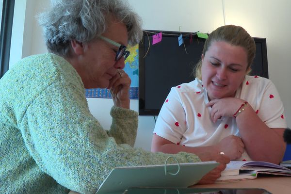 Nana Grigolia apprend le français avec Marie-Thérèse Vergnaud-Bouteraon, bénévole à  l’association APAPTIF.