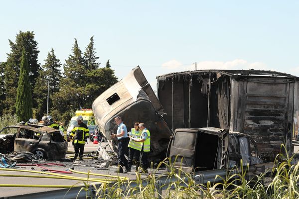 Le poids lourd a traversé la glissière et percuté des véhicules qui ont pris feu. 