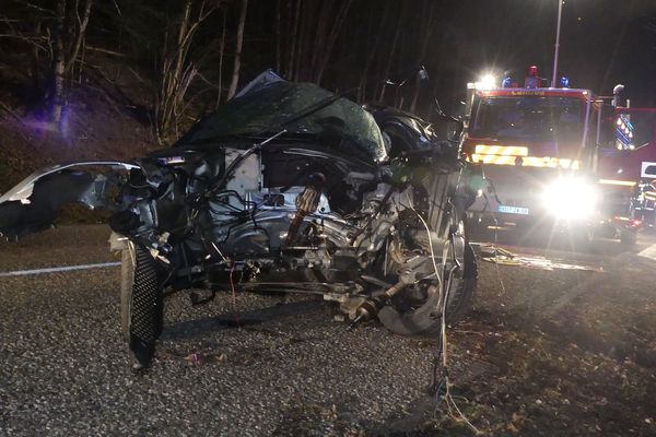 Il a fallu trois heures aux pompiers pour désincarcérer la victime, un homme de 45 ans.