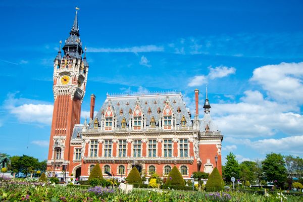 L'Hôtel de Ville de Calais est fermé cet après-midi. Il doit rouvrir demain, "très probablement", selon la cabinet du maire.