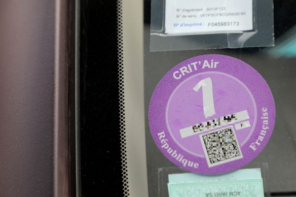 D'ici 2030, seuls les véhicules Crit'Air 1 et électriques pourront circuler dans la zone à faibles émissions de Grenoble.