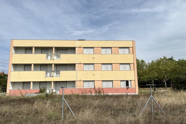 L'ancienne gendarmerie en vente est située à proximité du centre-ville de Bourg-de-Péage, sur une parcelle de 7 515 m².