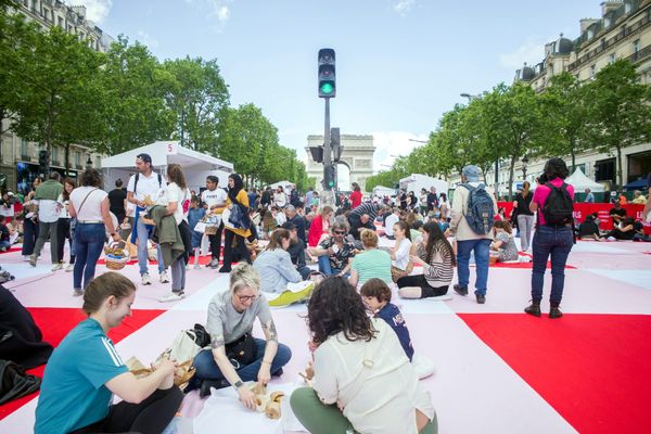 Sur les Champs-Élysées, près de 4 000 personnes tirées au sort ont été invitées à déjeuner sur la célèbre avenue.