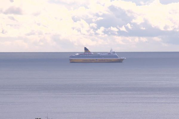 Le navire de la Corsica Ferries tourne au large de Bastia depuis hier, en fin d'après-midi.