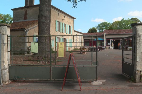 Fermée en 2017, l'école du village de Tusson est devenue un bistrot.