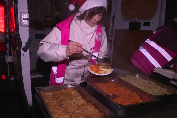 Les Restos du Coeur sont parvenus à égayer le réveillon de Noël des sans-abri de Clermont-Ferrand.