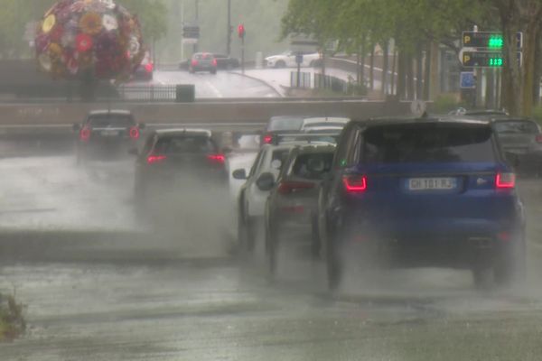 Ce dimanche 28 avril, il serait tombé 100 mm de pluie. Météo France évoque une "une perturbation fortement pluvieuse". Le département est placé en vigilance jaune pluie-inondation.