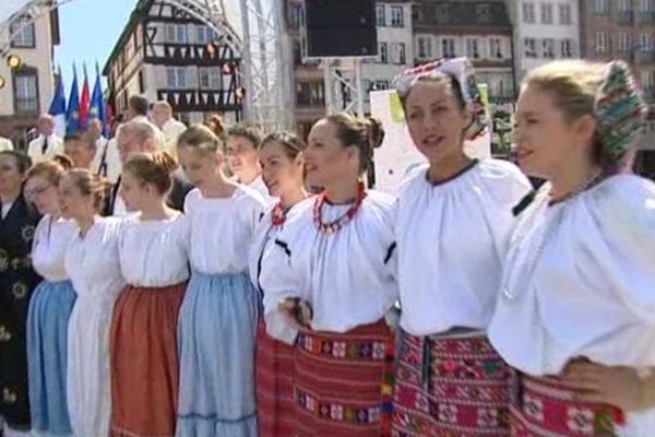 Danse croate ce lundi après-midi place Kléber à Strasbourg