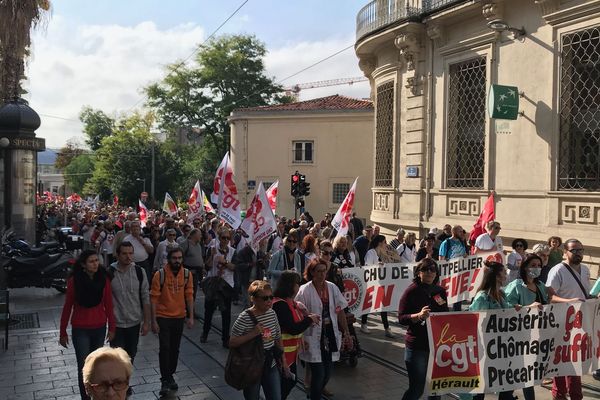 Environ deux mille personnes sont descendues dans la rue le 9 octobre 2018 pour exprimer leur colère face à la politique sociale du gouvernement Macron.