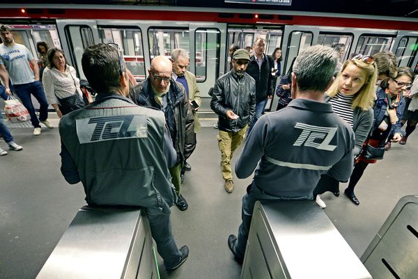 Contrôle des TCL en gare de Perrache, à Lyon le 30 mars 2017.