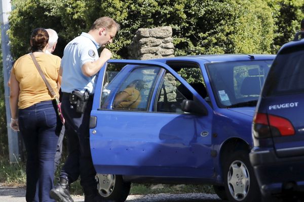  Le 18 juillet 2014, un bébé meurt oublié dans la voiture de sa mère devant le domicile de la nounou à Couthezon.