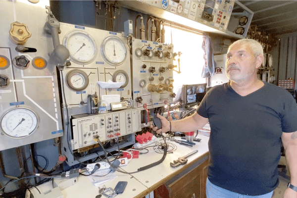 Théo Mavrostomos, détenteur du record mondial de plongée en saturation à -701 mètres en 1992, a exercé comme formateur durant une quinzaine d'années à l'INPP.