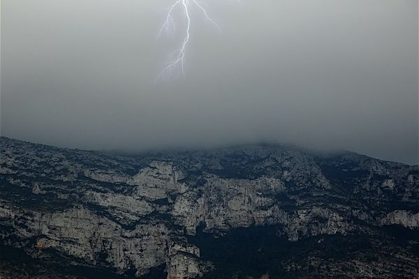 Un orage d'une rare intensité a frappé le sud Drôme ce dimanche 4 juin 2023. Des commerces et des maisons ont été inondés dans le village de Séderon