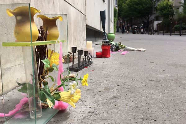 Des fleurs et des bougies ont été déposées sur les lieux du meurtre, passage Hébrard (Paris Xe).