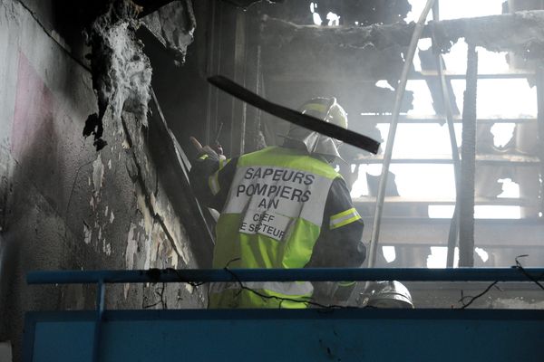 Les sapeurs-pompiers de l'Ain sont venus à bout d'un incendie qui a totalement détruit un bâtiment désaffecté, à Gex, le 24 septembre 2020 au petit matin.