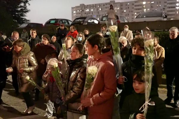 Des enfants ont déposé des fleurs devant l'immeuble qui avait été détruit suite à l'incendie qui avait fait 10 morts.