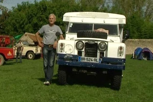 Luc Thuillier aux côtés d'une ambulance de la Royal Air Force acquise en 2011