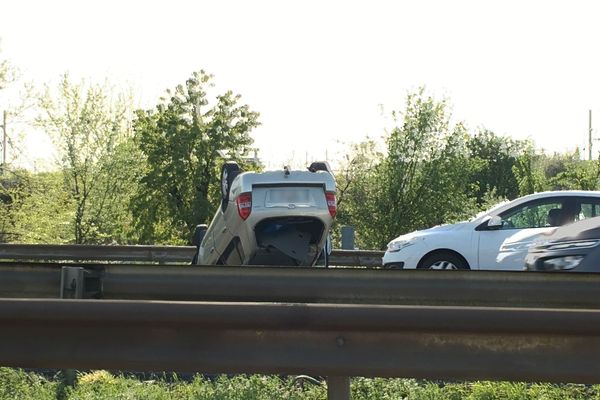 La voiture sur le toit sur l'autoroute A4.