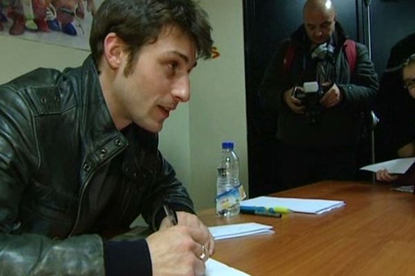 Brian Joubert signant des autographes après le gala de ce samedi à Niort (79).