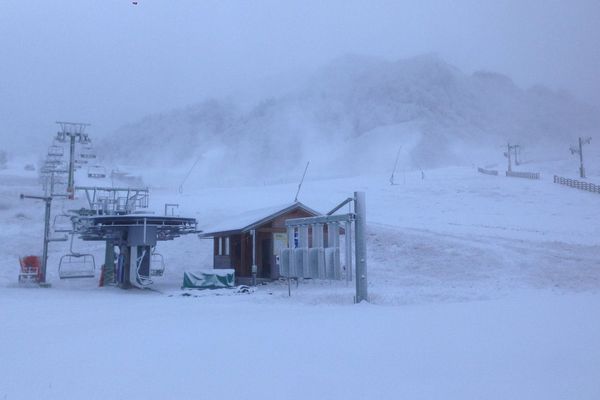 La station du Mont Dore ce matin, parée d'un voile blanc, avec les enneigeurs en fonctionnement.