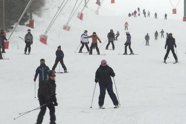 Les skieurs sont venus nombreux à la station du Lioran (Cantal) avec le retour de la neige ce dimanche 22 janvier.