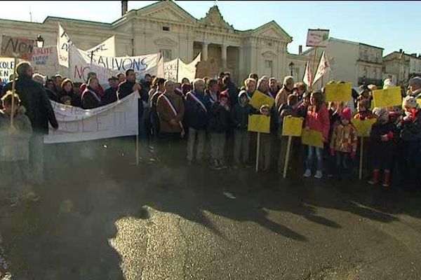 300 manifestants devant la sous-préfecture de St-Jean-d'Angely contre les fermetures de classes.