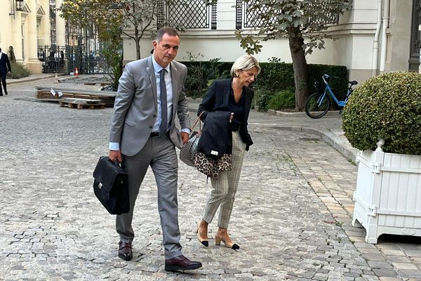 Gilles Simeoni et Marie-Antoinette Maupertuis à leur arrivée place Beauvau.