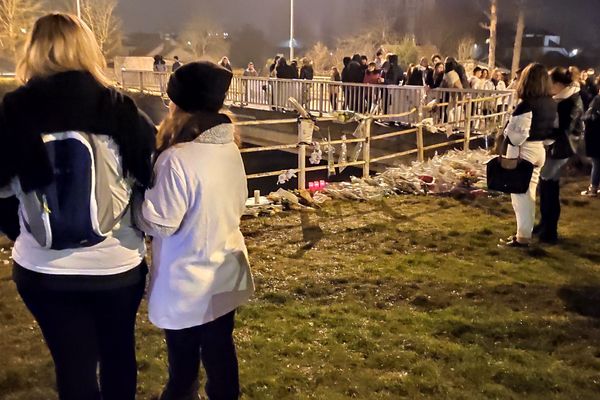 Après la marche blanche, les participants se sont recueillis sur les lieux de l'accident à Troyes. 