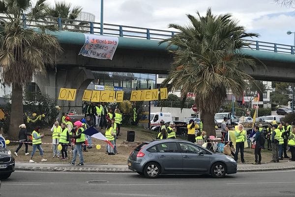 Rassemblement des Gilets jaunes au rond point d'Antibes, ce samedi matin.