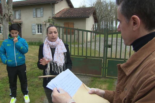 Cedric Carasco, le principal du collège de Plaisance-du-Gers, porte les devoirs aux élèves qui n'ont pas accès à l'espace numérique du collège pendant le confinement.
