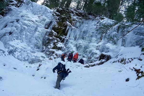 Dans le massif du Sancy ( Puy-de-Dôme) il suffit de suivre le guide pour découvrir la beauté des paysages et des cascades prises par la glace.