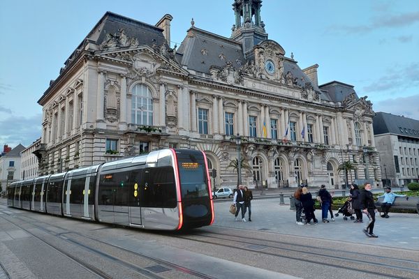 Le tramway devant l'hôtel de ville de Tours.