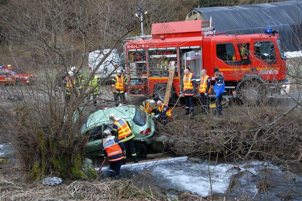 Un homme est mort et un autre blessé après une sortie de route : leur voiture a terminé sa course dans une rivière.