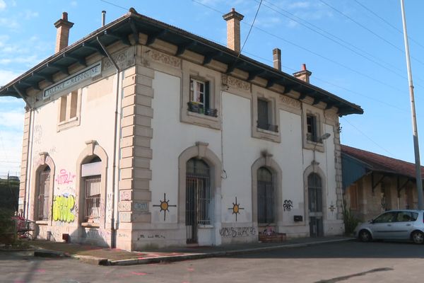 La gare désaffectée de Talence-Médoquine accueille cinq familles depuis l'été 2022.