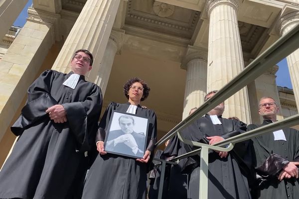 Les avocats et les magistrats du tribunal de Castres ont observé une minute de silence en hommage à Robert Badinter