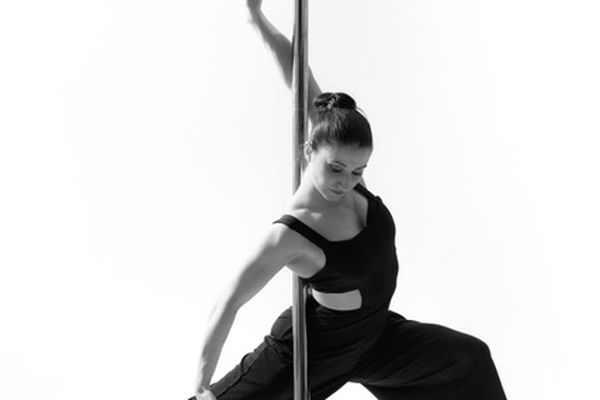 Marie Gatinaud s'est lancée dans la pole dance en 2007, avant de dispenser ses propres cours à partir de 2012.