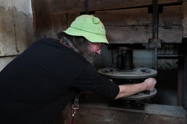 Yann Jullien, imprimeur, est le nouveau propriétaire du Moulin de Fleurac. Ce passionné de vieilles pierres teste les différentes machines, datant de plus de 400 ans.