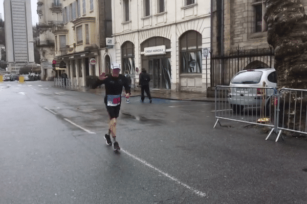 Le coureur sportif de 90 ans originaire du Cantal, Charly Bancarel, continue sa préparation pour le marathon de Paris. Il a remporté dimanche 17 mars le semi-marathon de Tulle en Vétéran 5.