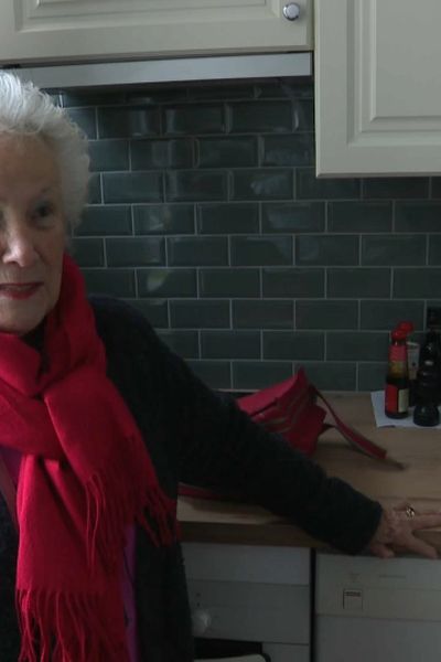 Odile, habitante de 83 ans, est de retour dans son appartement parisien. Il avait été ravagé par une explosion, il y a plus de cinq ans.