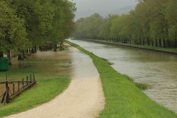 Saint-Victor-sur-Ouche en Côte d'Or : le canal de Bourgogne et l'Ouche