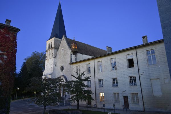 La 44e édition du Festival d'Ambronay assombrie après le décès de l'un des artistes invités.