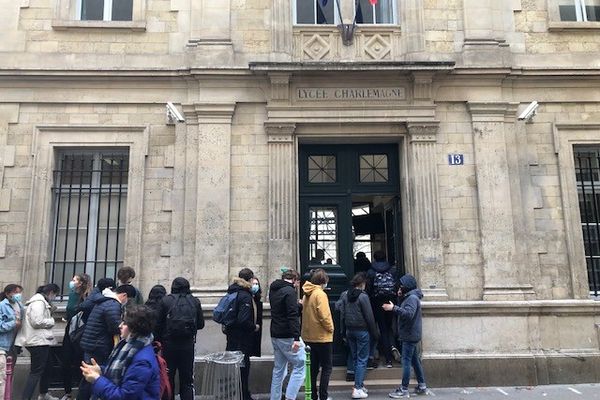 Cette année, les élèves de la classe de seconde 4 du lycée Charlemagne à Paris participent au Prix Goncourt des lycéens.