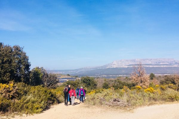 Le sentier s'étend entre Sainte Baume et Sainte Victoire