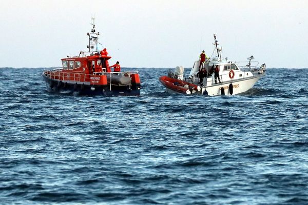 Les secours interviennent en mer après le crash de l'hélicoptère au large de Mandelieu le 11 janvier 2024.